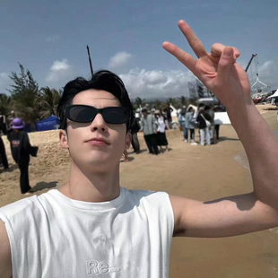 王鹤棣同款背心夏季潮牌休闲字母压花无袖T恤男明星同款日常穿搭