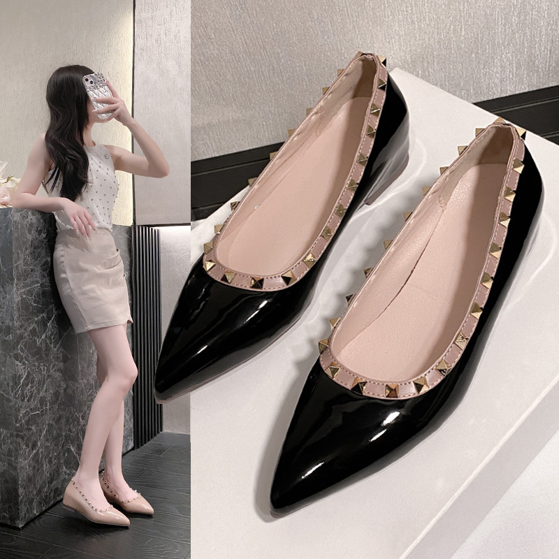内增高单鞋女春秋新款韩版漆皮铆钉尖头浅口平底工作鞋大码女鞋