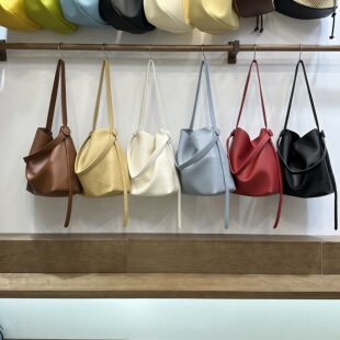 欧比 纯色极简风软皮水桶包女大容量慵懒风单肩斜挎包百搭通勤包