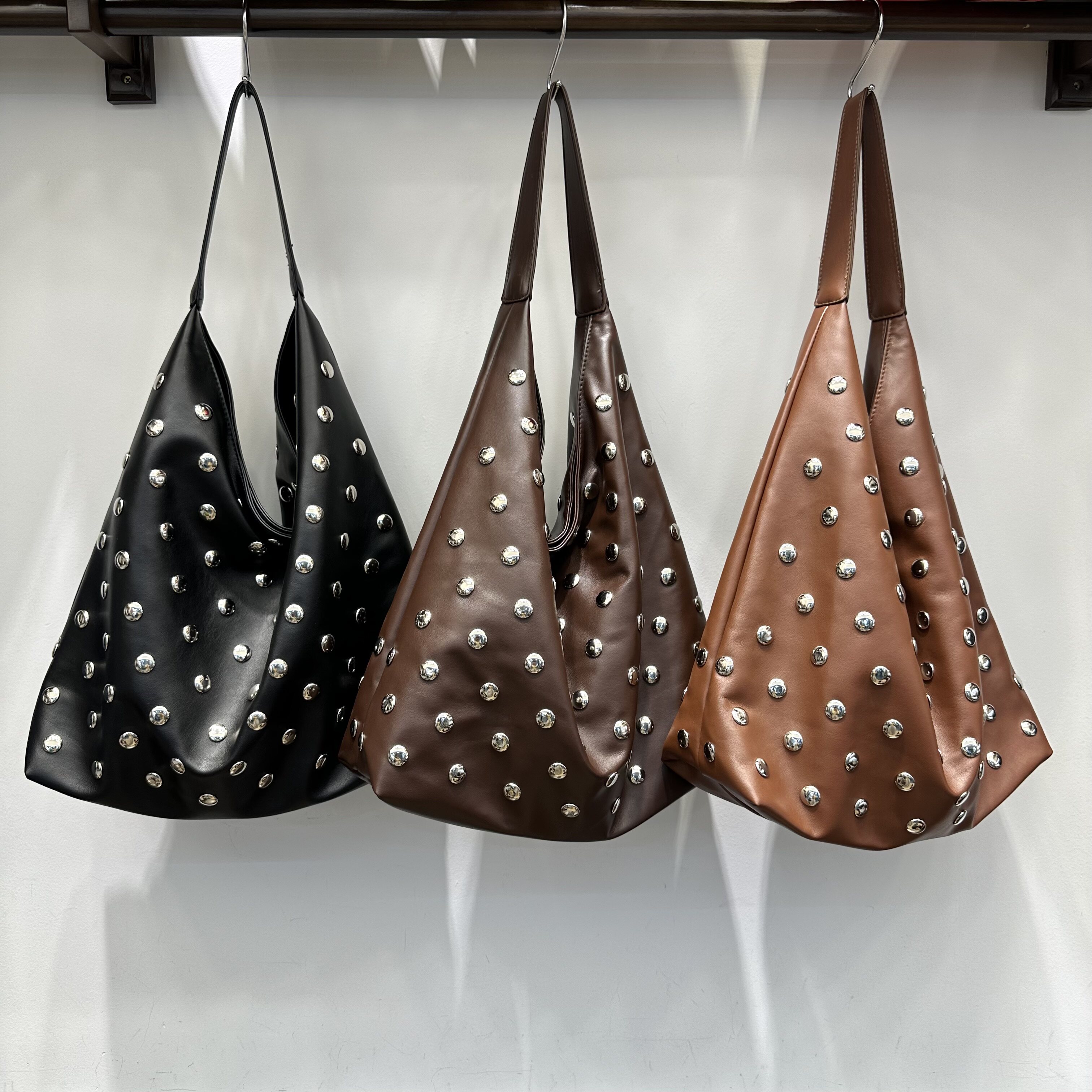 欧比 2025年新款欧美时尚复古个性铆钉设计大容量潮流单肩腋下包,箱包皮具/热销女包/男包,通用款女包,淘宝优惠券,粉丝福利购,淘宝优惠卷