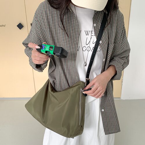 小众纯色简约尼龙布单肩斜挎包