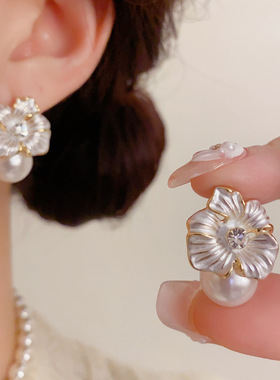 法式温柔百搭白色花瓣珍珠耳钉气质轻奢高级感简约高品质耳环