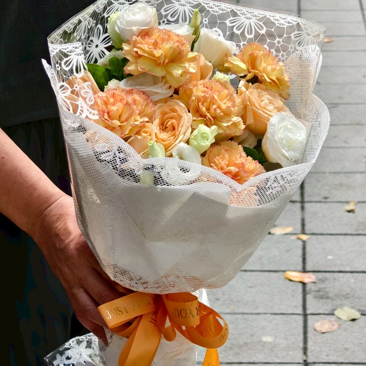 台湾鲜花店同城速递台北高雄台南台中送花情人玫瑰玉金香花束