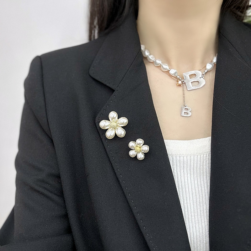 小香气质风珍珠花朵胸针女ins风个性百搭高档别针扣固定衣服扣针
