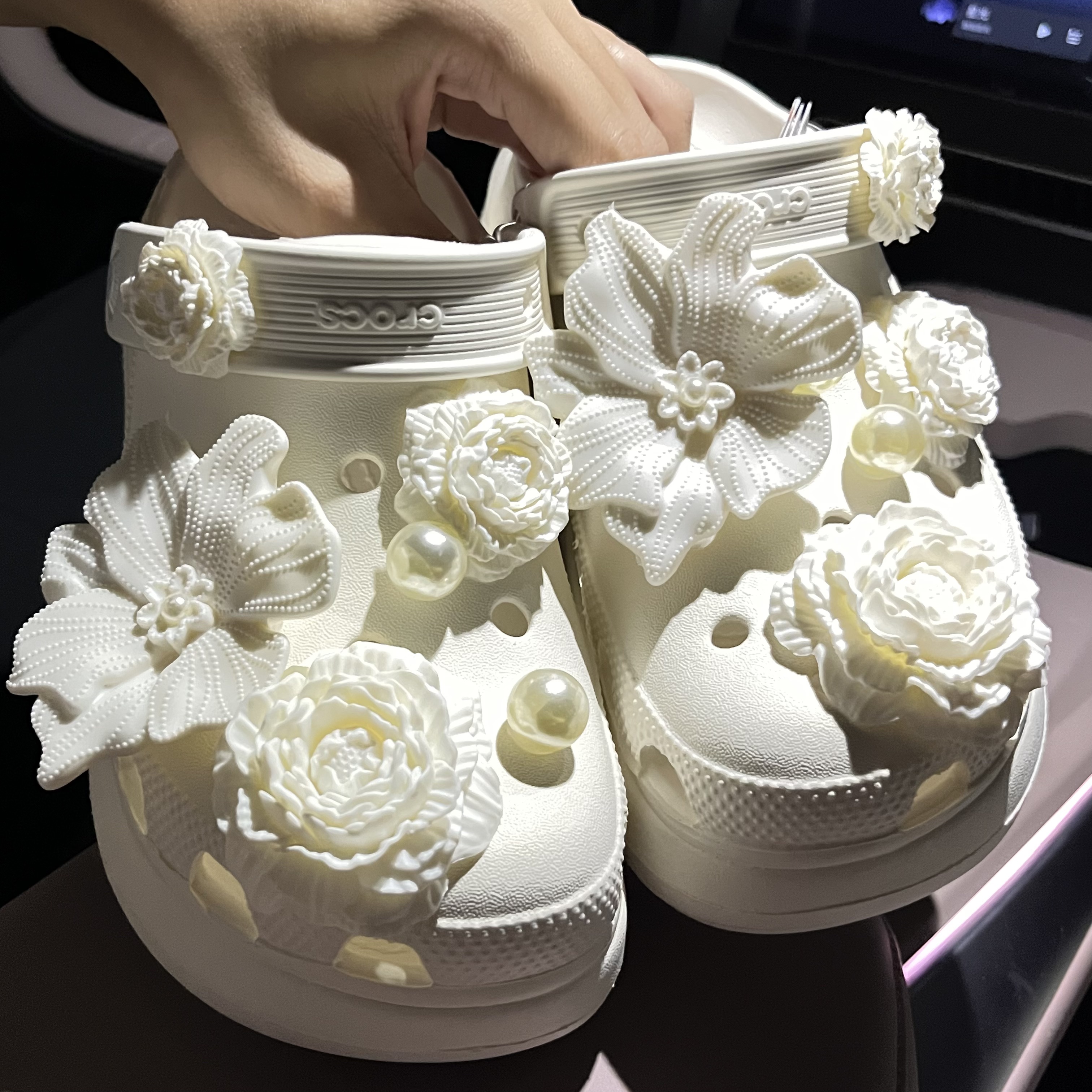 2025新款洞洞鞋装饰杜鹃花花束女