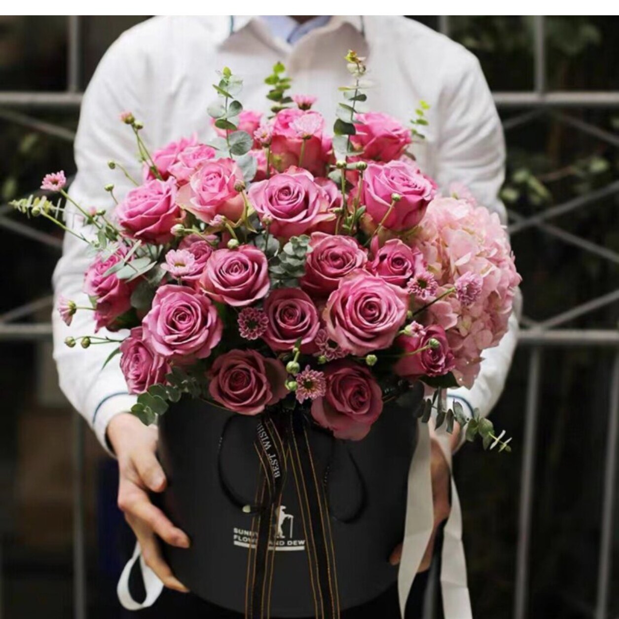 西安花店玫瑰花抱抱桶送女友闺蜜生日订花店送花上门