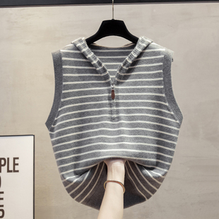 连帽拉链条纹针织马甲背心女2025秋冬新款宽松外穿马夹毛衣坎肩潮