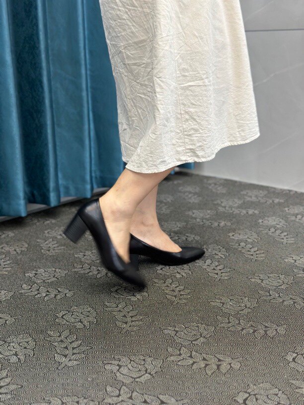 秋冬新款时尚气质百搭高雅真皮粗跟低跟单鞋尖头女士浅口女鞋