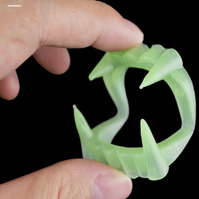 万圣节吸血鬼的牙齿儿童发光假牙吸血鬼夜光牙套道具僵死獠牙玩具
