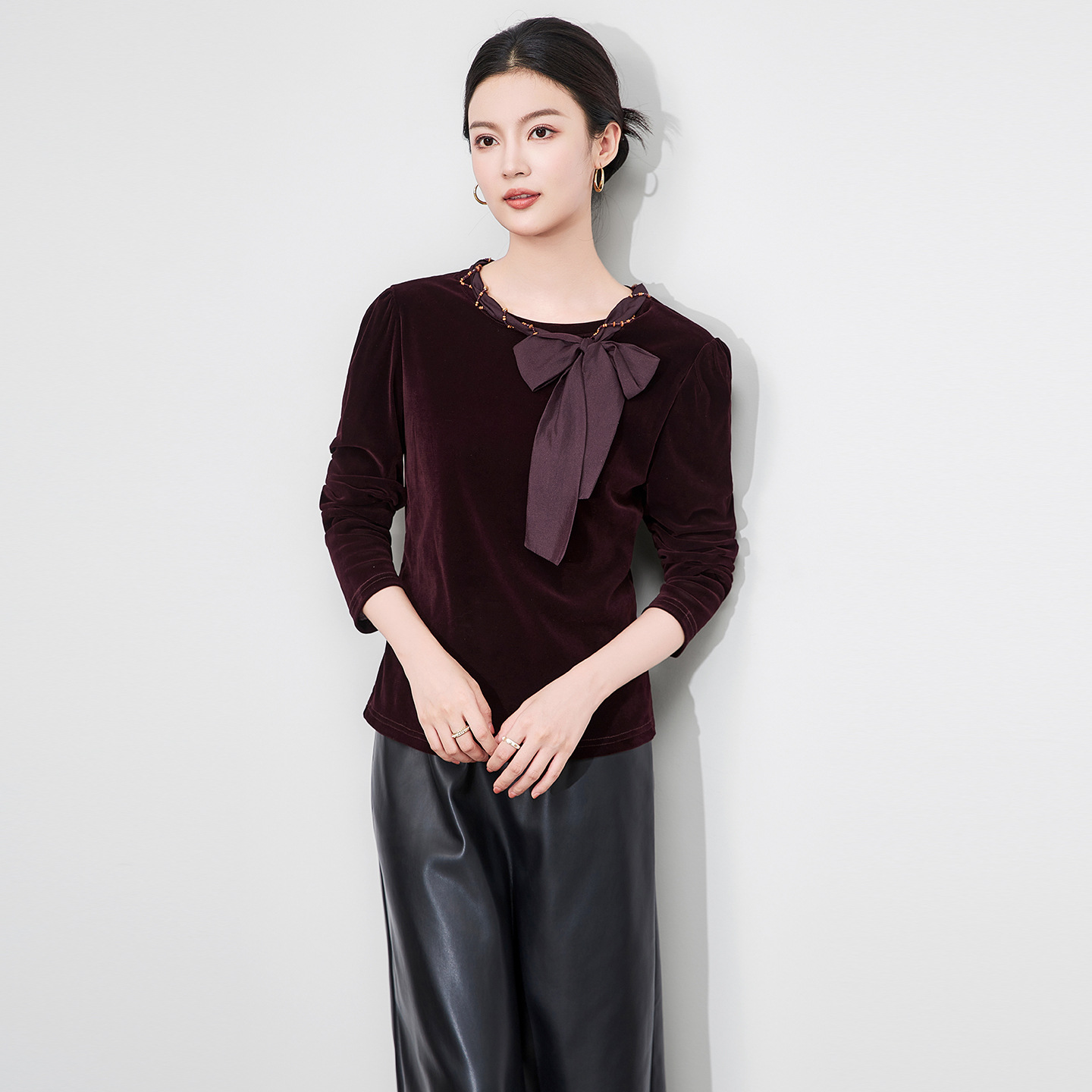 高级感气质优雅圆领钉珠系脖蝴蝶结修身显瘦丝绒t恤长袖上衣女秋