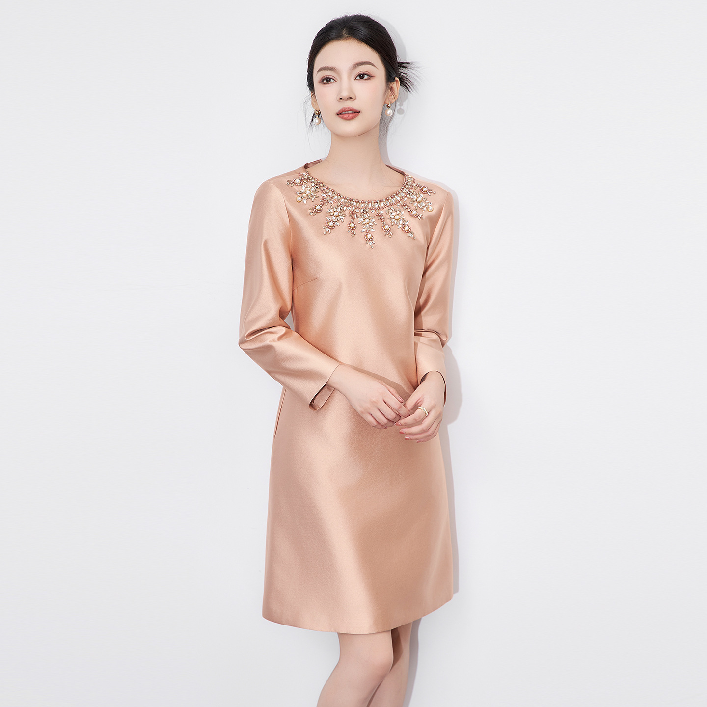 高级感轻奢重工钉钻圆领宴会礼服连衣裙长袖优雅收腰a字裙秋新款