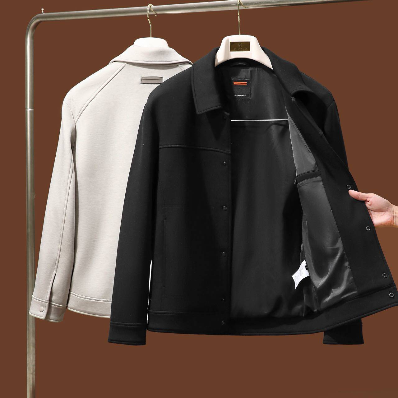 简轻奢新款绵羊毛赛尔男士慕斯空气层免烫休闲翻领夹克针织外套