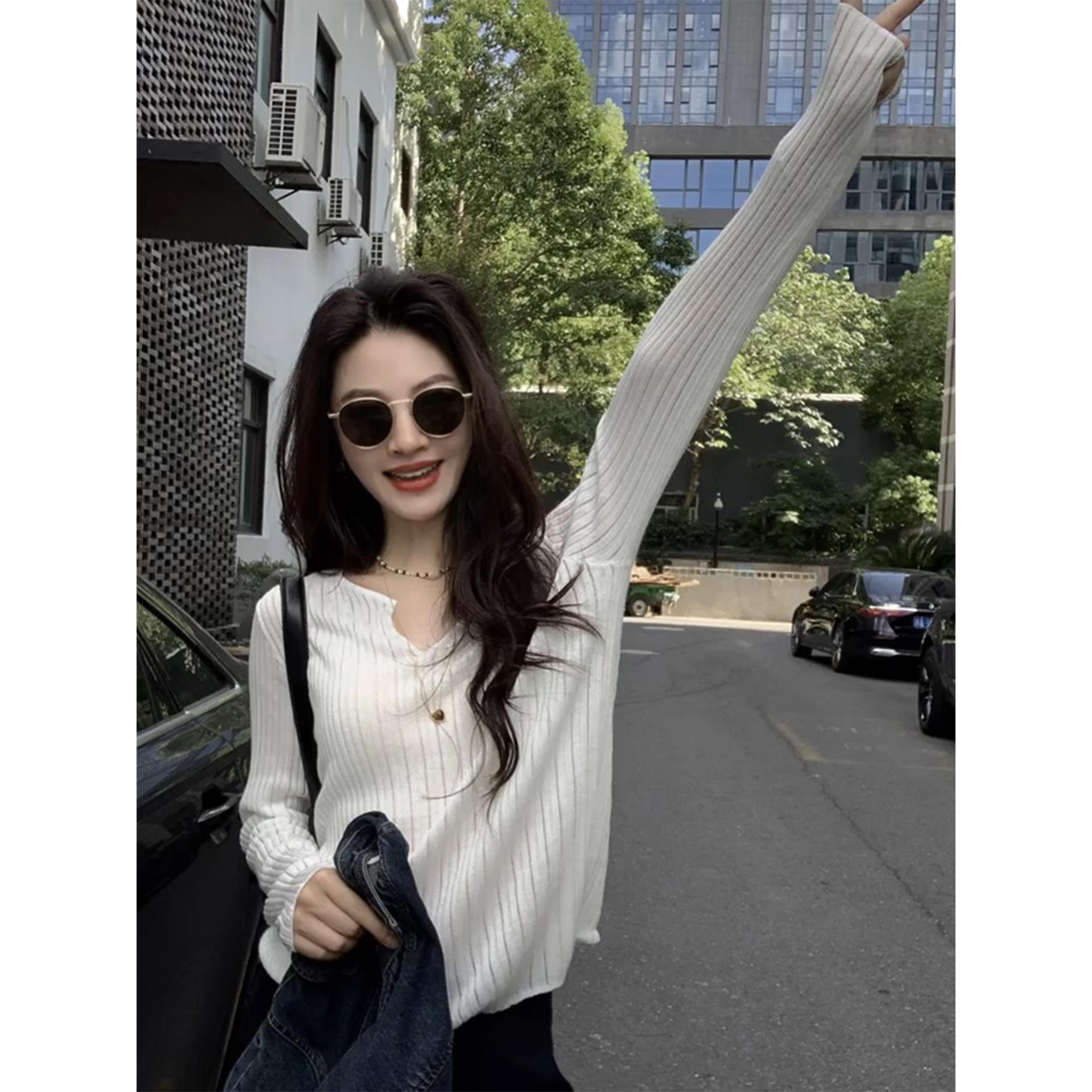 法式白色V领针织打底衫女春秋新款设计感长袖T恤巨好看轻熟上衣