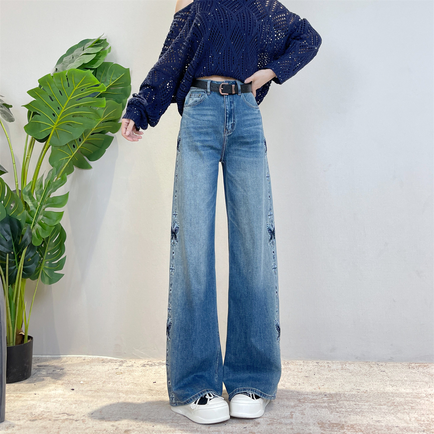 设计感烫钻宽松直筒阔腿牛仔裤女图片