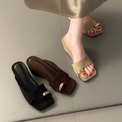 品牌真皮法式坡跟凉拖鞋女夏外穿配裙子套趾凉鞋新款沙滩一字拖鞋