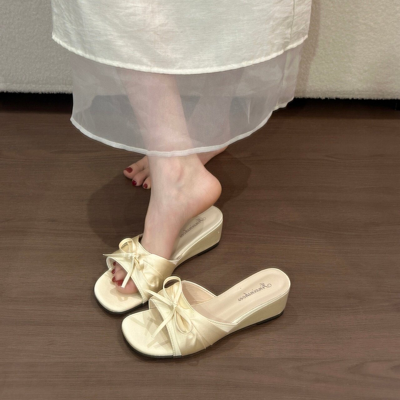 品牌法式蝴蝶结一字拖女夏外穿2026新款厚底坡跟配裙子百搭凉拖鞋