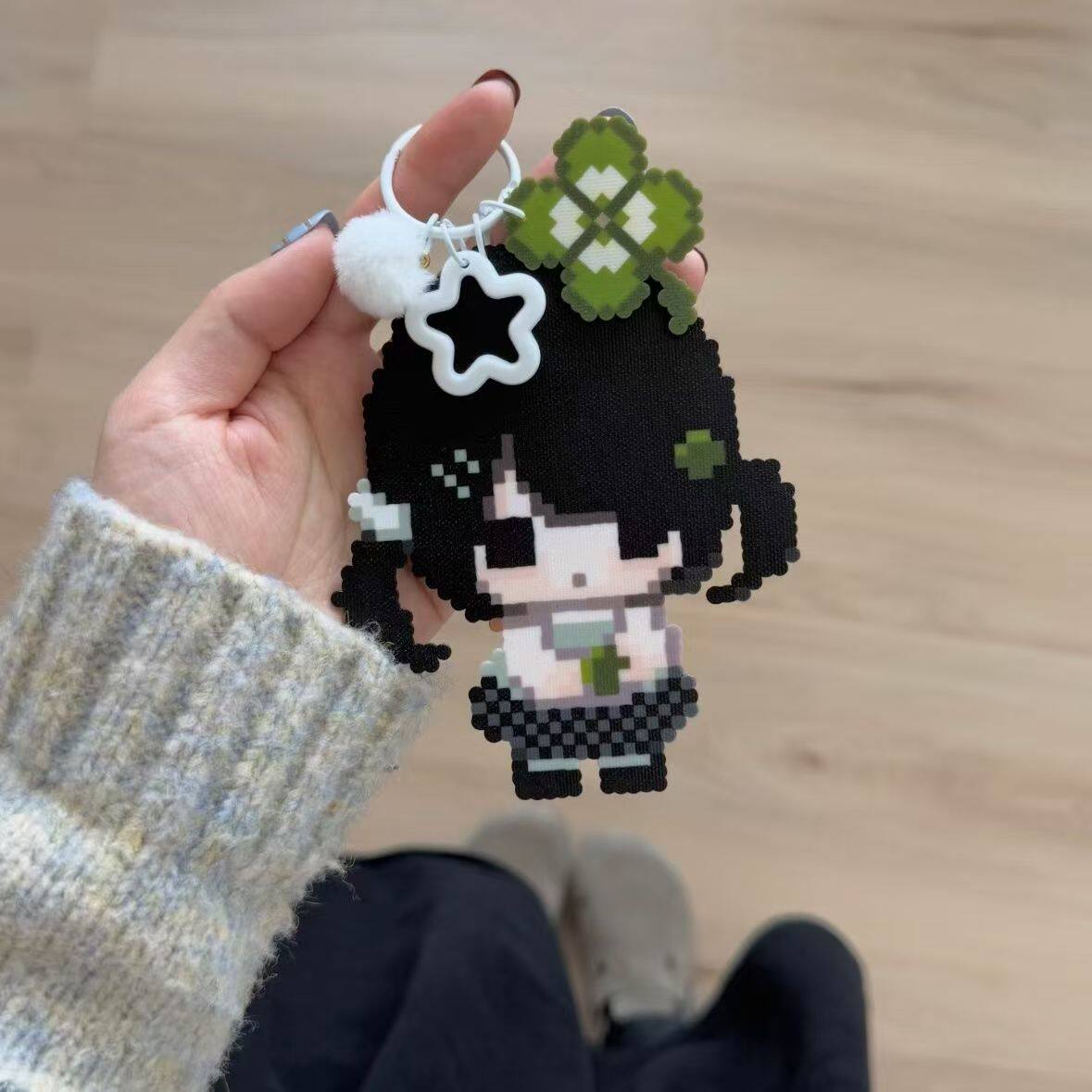 小红书同款依旧小女孩四叶草挂件钥匙扣可爱像素风亚克力学生挂饰