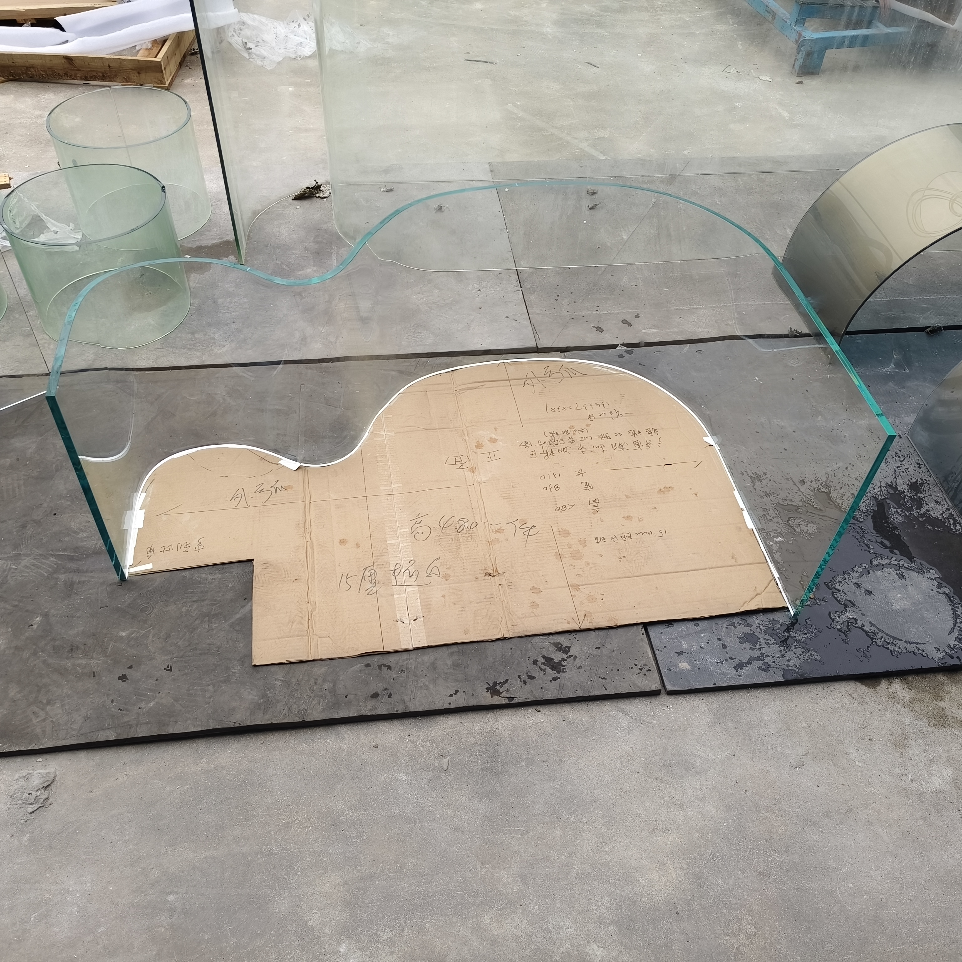 厂家定制异形弧形热弯玻璃来样定制生产15厘超白异形热弯鱼池玻璃