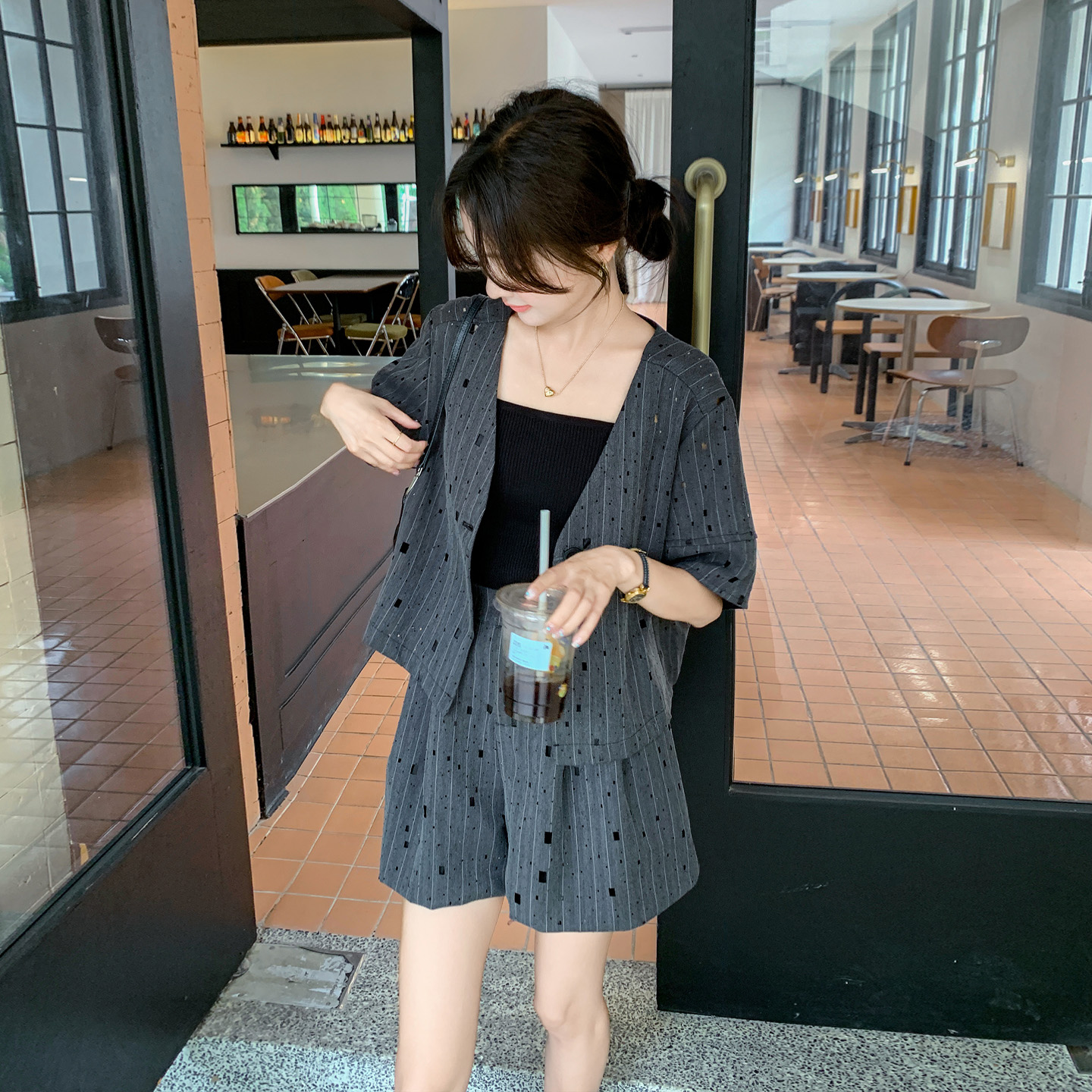 灰色条纹短袖西装套装女2025夏新款韩系设计感气质休闲短裤两件套