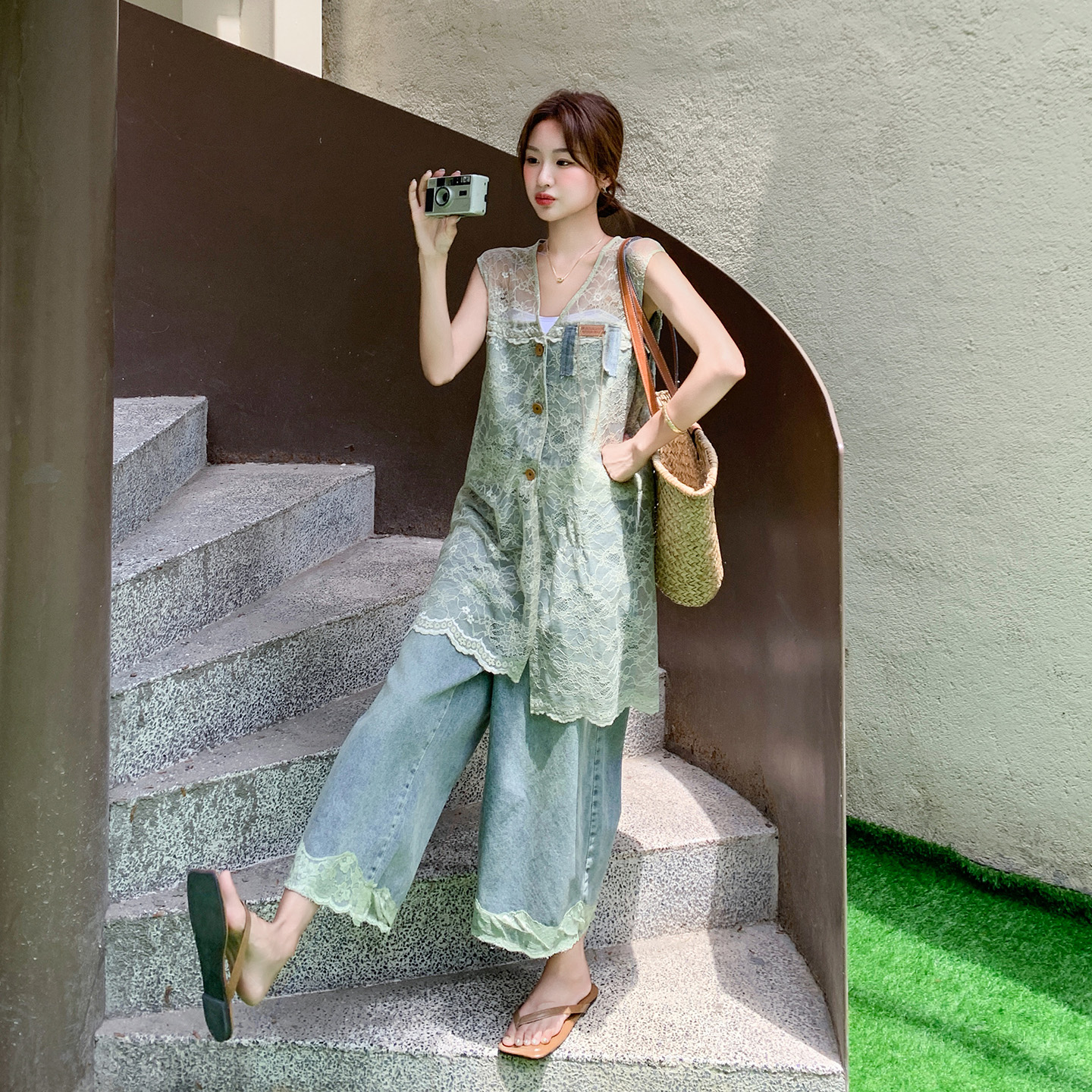 绿色蕾丝拼接牛仔套装女2025年夏季新款无袖上衣休闲阔腿裤两件套