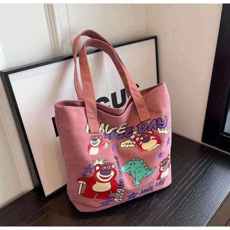 宝妈外出草莓熊帆布包女大容量包休闲学生上课通勤单肩时尚小众包