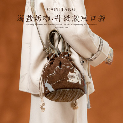 彩衣堂国风可爱手提单肩斜挎束口袋水桶包美拉德学生文创新年礼物