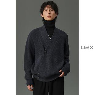 w2x2025秋冬季新款阔形版宽叠门对扣设计V领羊毛针织开衫男毛衣潮