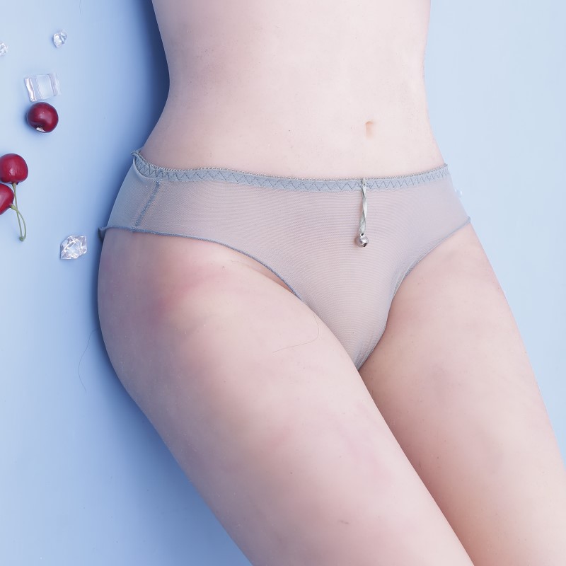 大码无痕女生约会故意走光三角裤