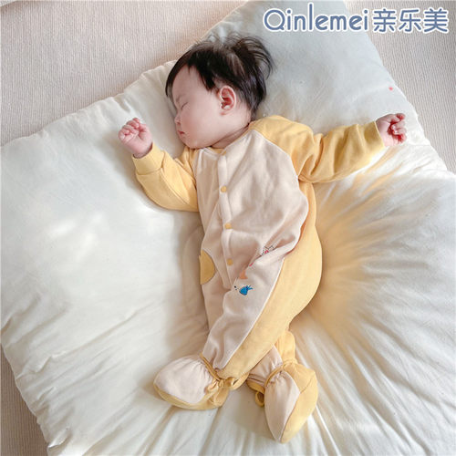 一件过冬的宝宝连体衣