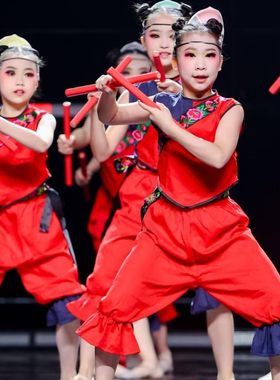 遥望暮鼓槌花的少年儿童表演出服