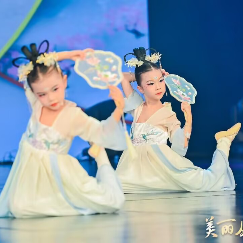儿童汉服胭脂妆桃花笑小酒馆舞蹈图片