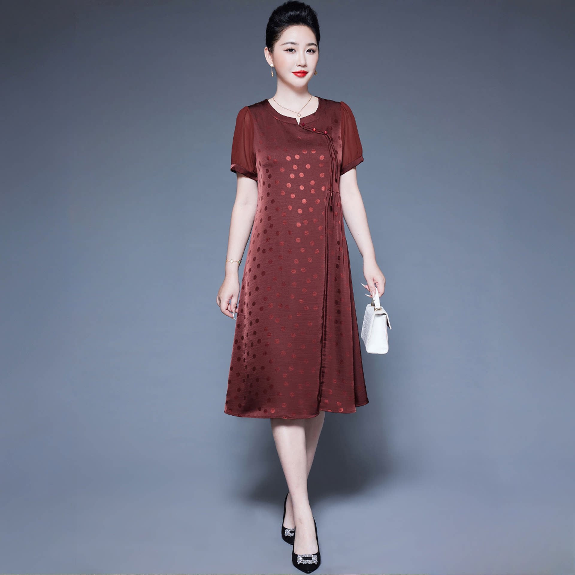 桑蚕丝复古圆领短袖波点连衣裙女夏季新款高级感显瘦气质减龄长裙