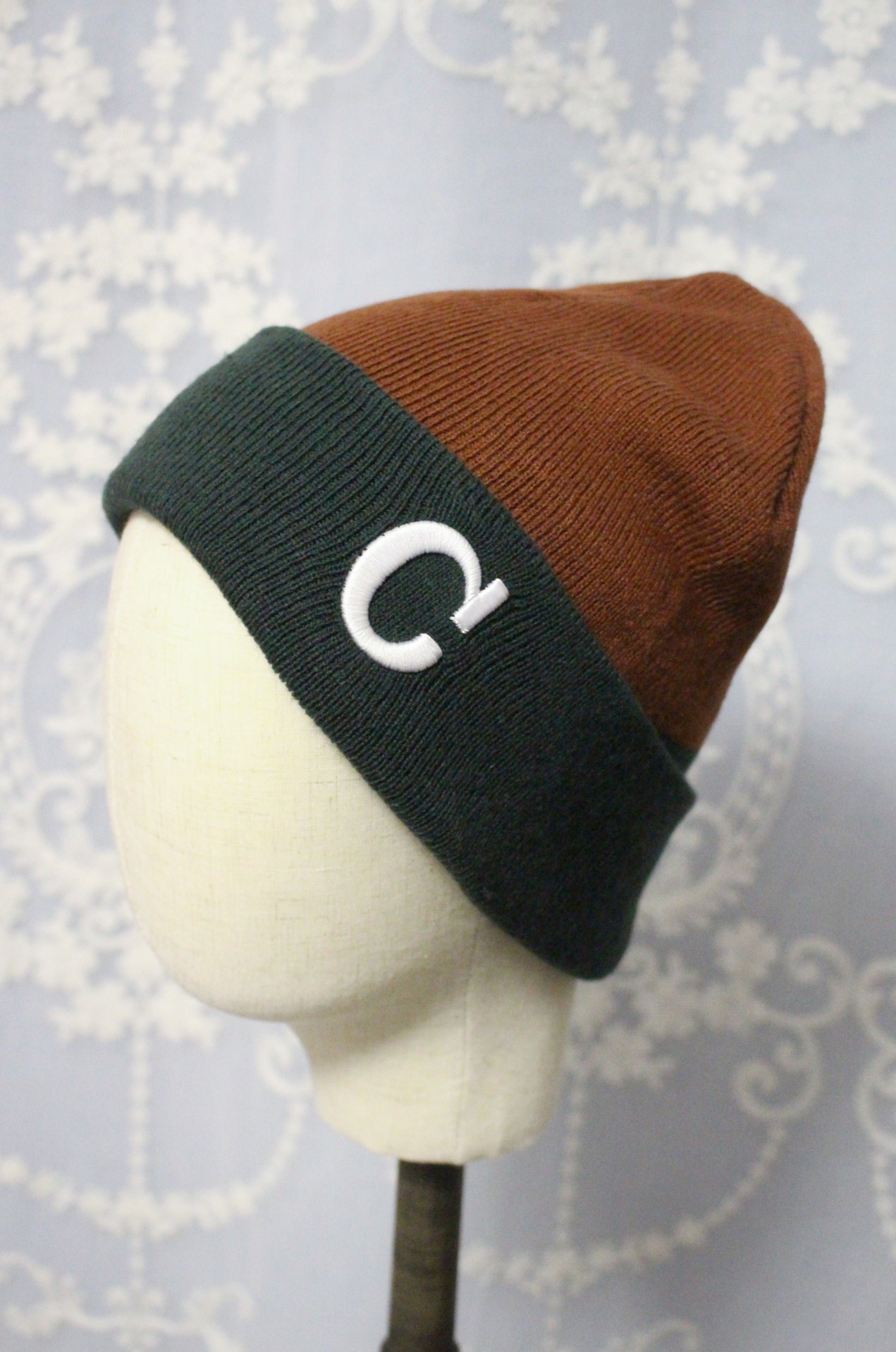 休闲风字母刺绣拼色冬季毛线帽子