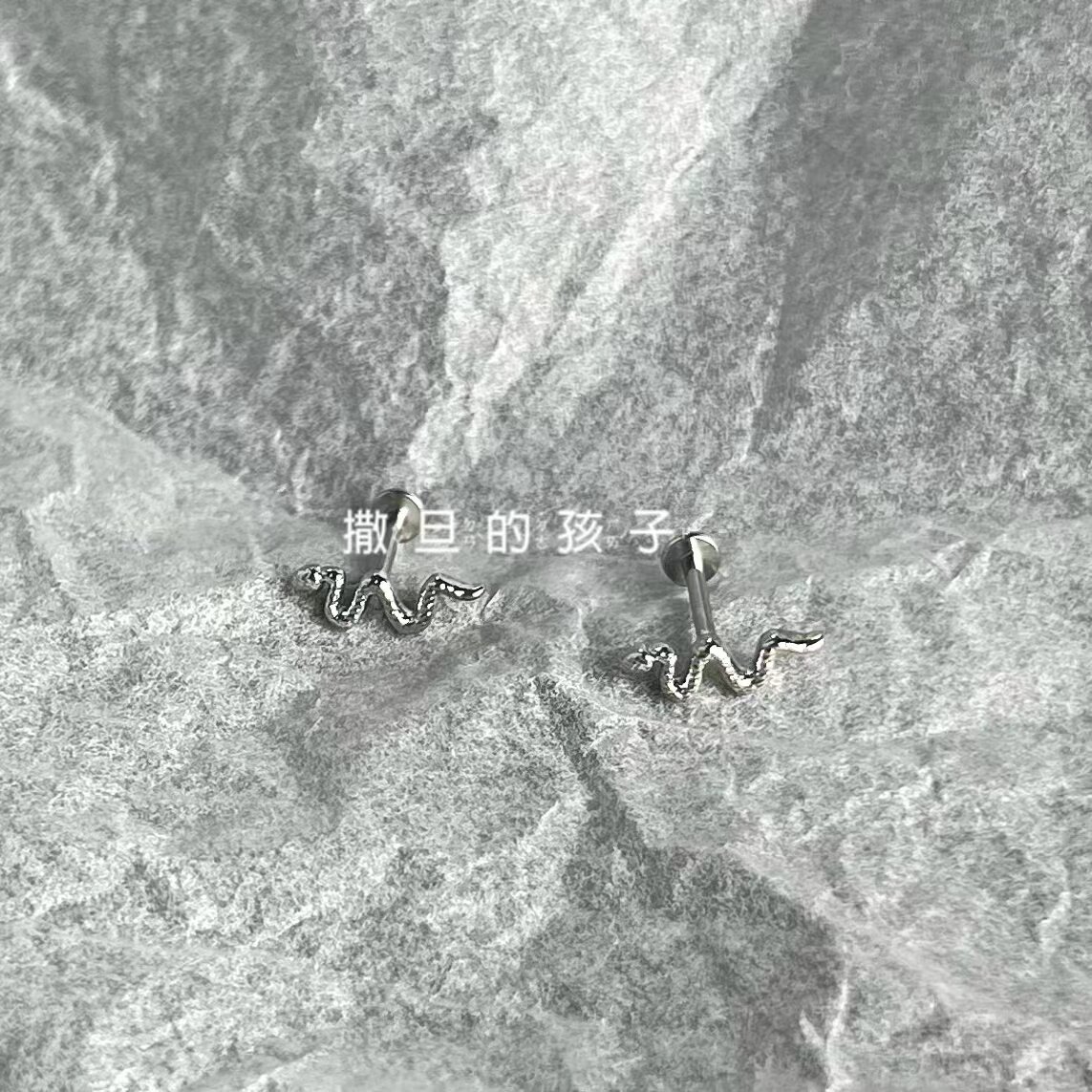 SATANS CHILD SNAKE WINGS LIP STUDS TITANIUM STEEL BABES PUNK GOTHIC 1.2 THICK INTERNAL THREADS EAR STUDS SWEET COOL