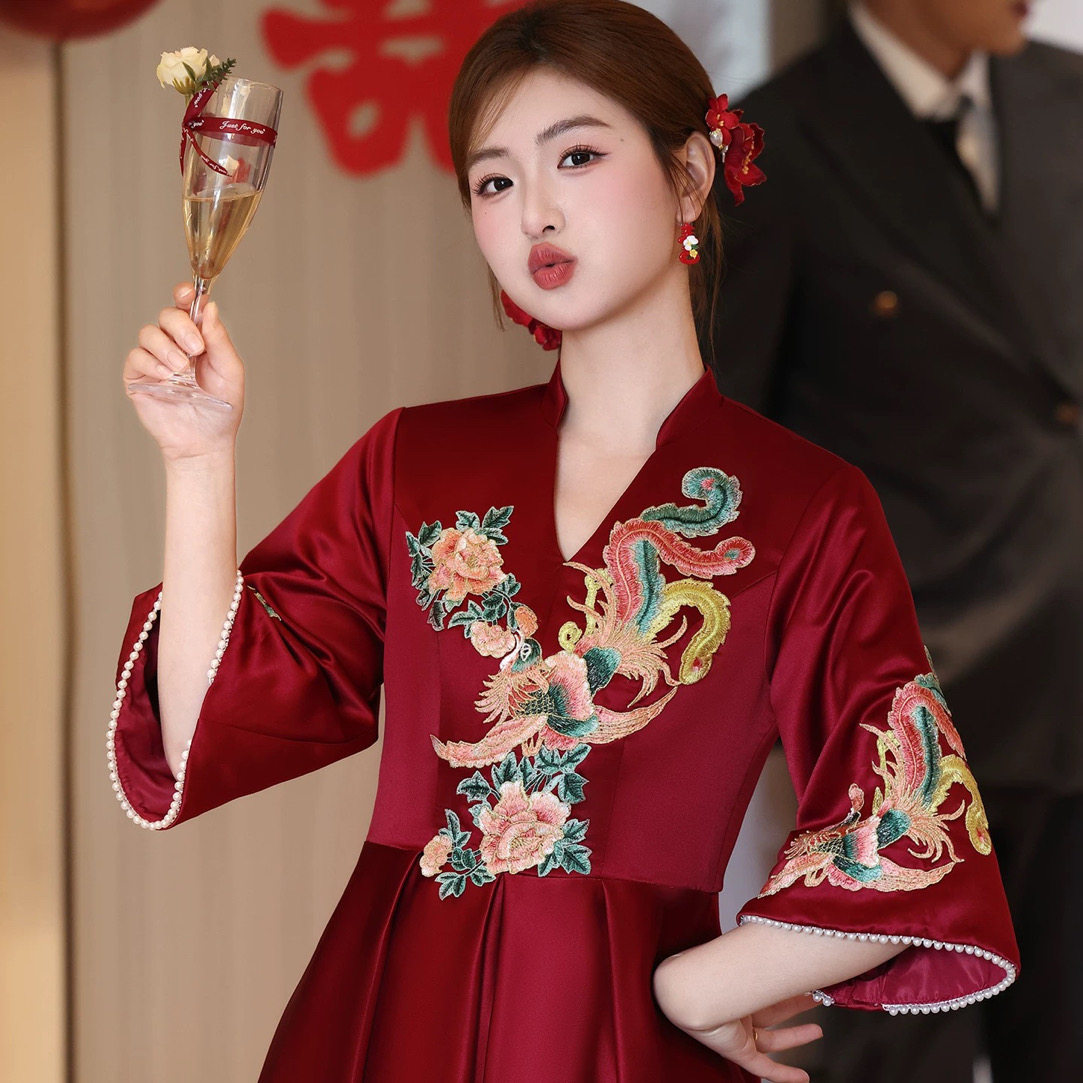新中式2026新款订婚结婚秀禾服红色礼服缎面裙女显瘦秋冬改良旗袍图片