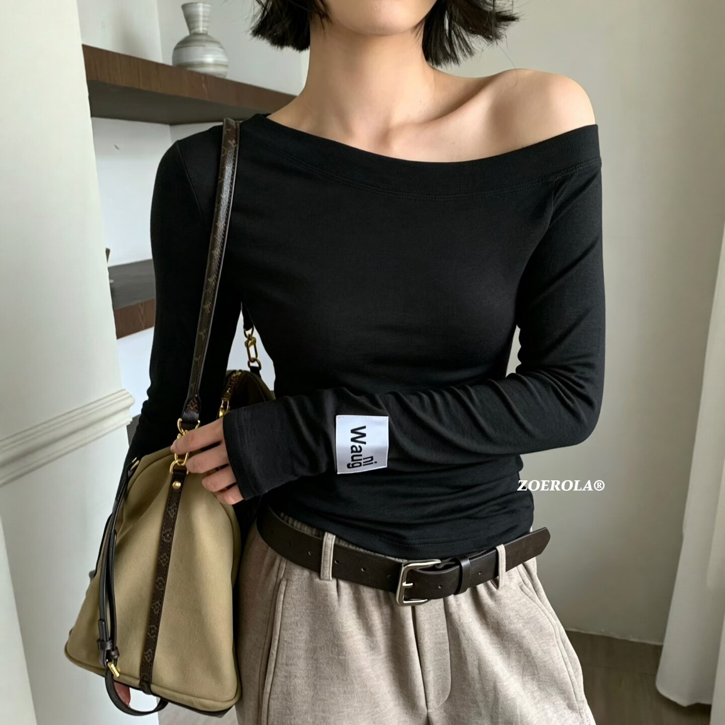 袖口贴标一字领长袖T恤女