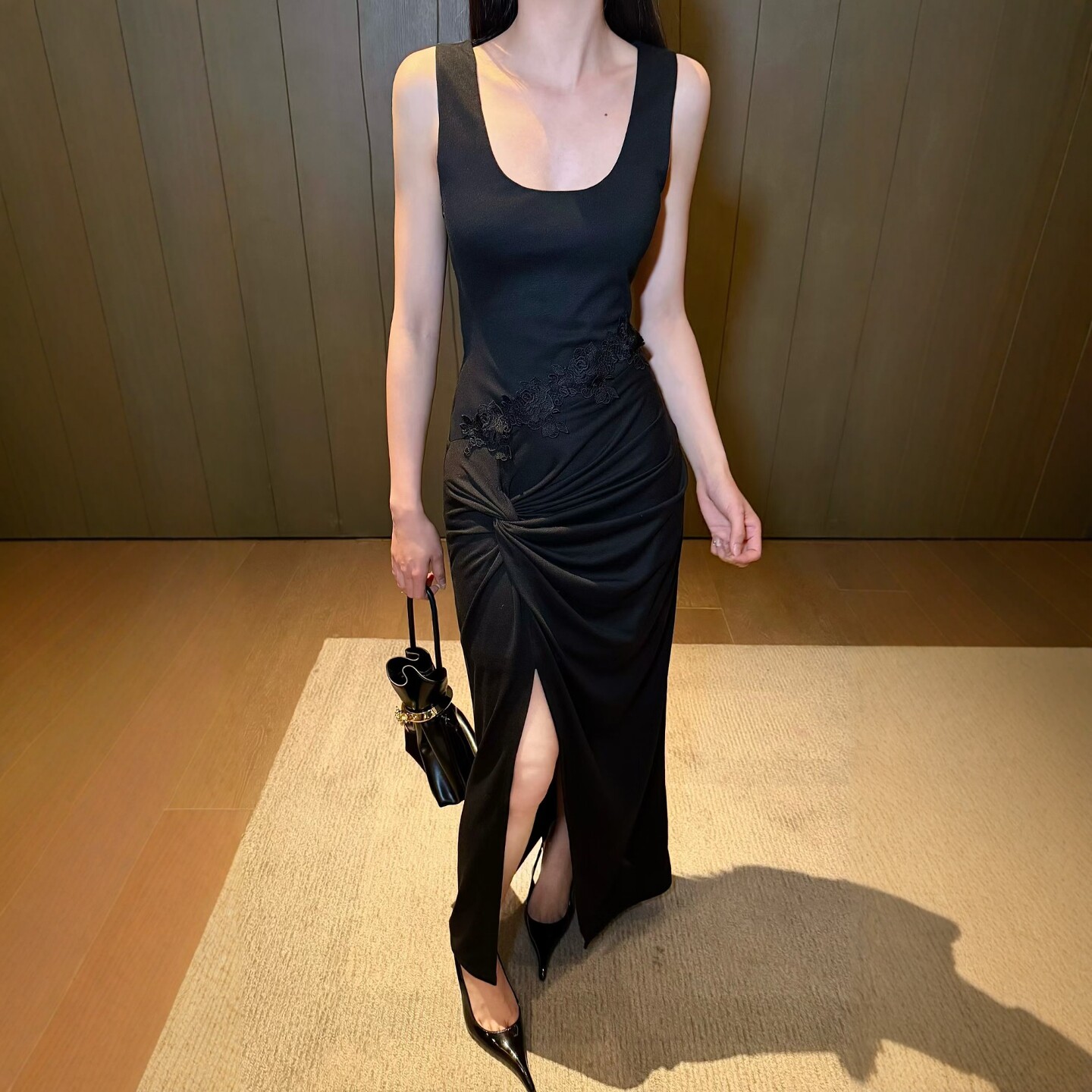 2026春季新款轻奢风黑色深U领蕾丝拼接连衣裙女修身开衩背心长裙