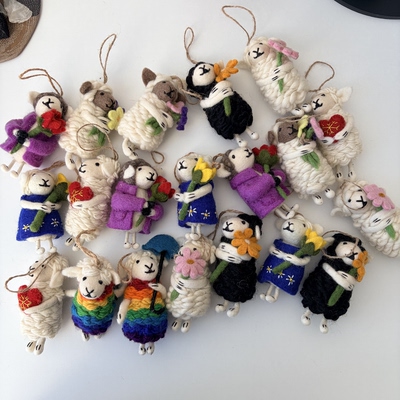 39包邮/巨亏清货！尼泊尔手工羊毛毡捧花小羊挂件玩偶