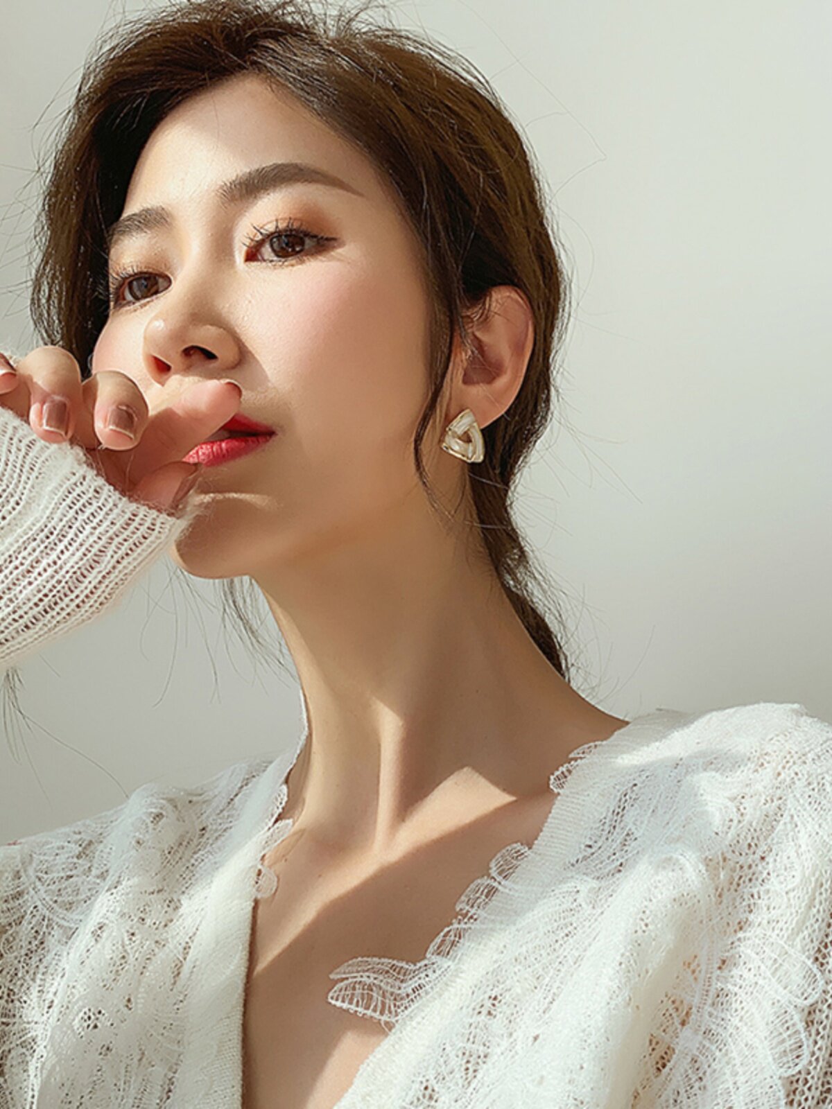 KV EARRINGS 2024 NEW TRENDY SENSE OF LUXURY SMALL AND DELICATE STUD EARRINGS WOMENS KOREAN TEMPERAMENT ATMOSPHERIC EAR JEWELRY