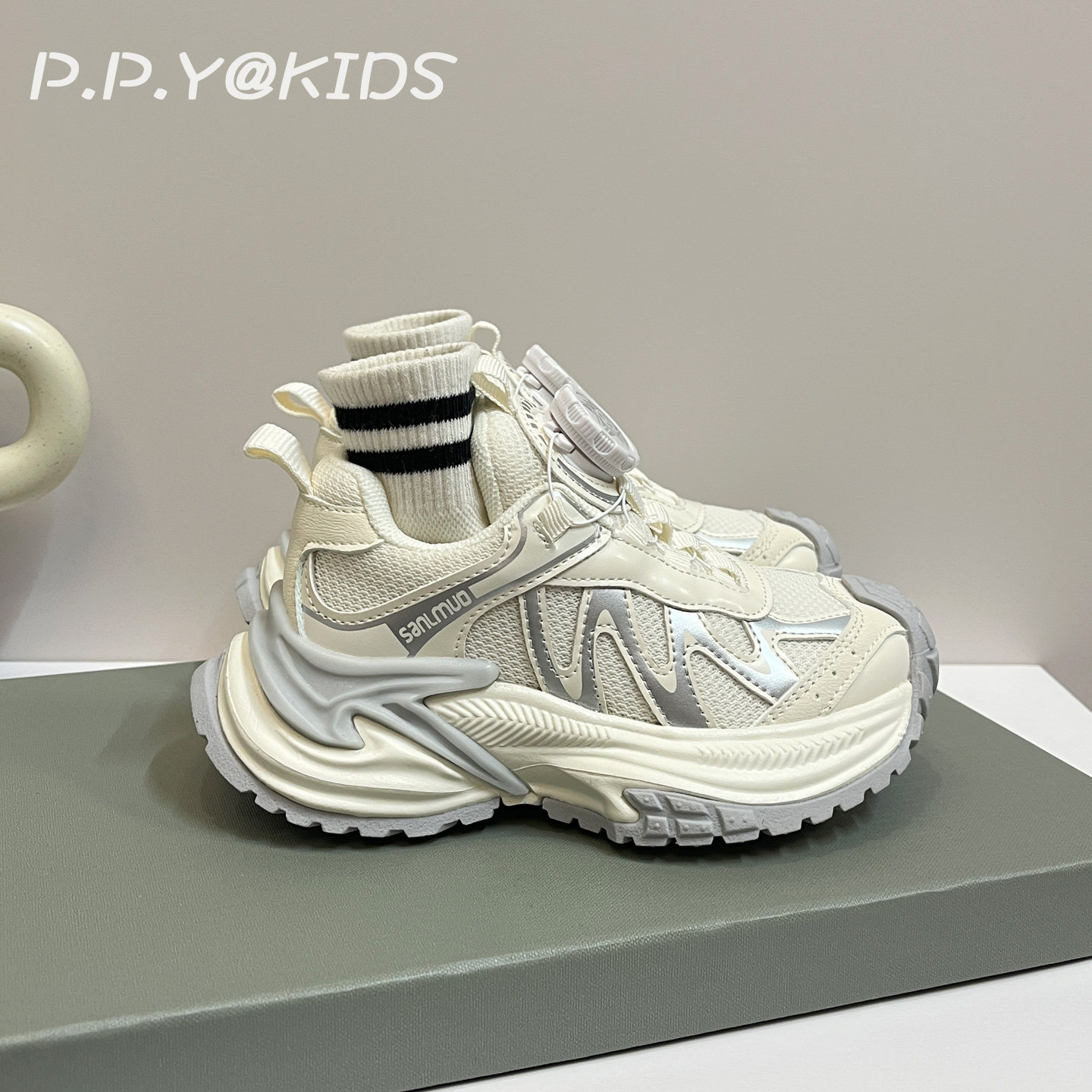春款男童运动鞋2026新款白色网面老爹鞋透气中大童女童跑步鞋防滑