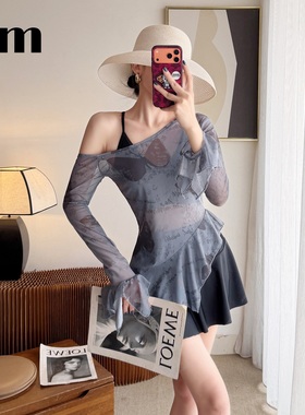 小众斜肩运动风三件套泳衣女小胸保守长袖罩衫泡温泉泳装2026新款