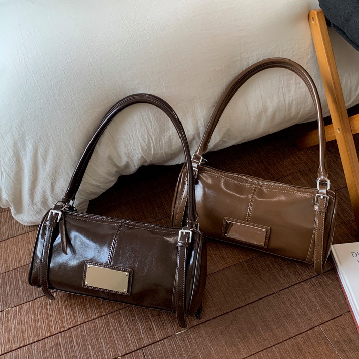 感油皮包包2025新款时尚通勤单肩腋下包女士手提小拎包法棍包