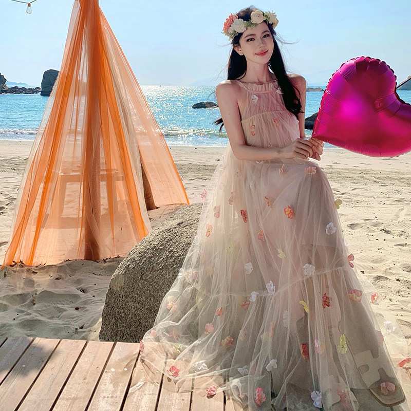 无袖挂脖连衣裙女夏季新款仙气立体花朵海边绝美长裙白色碎花网纱