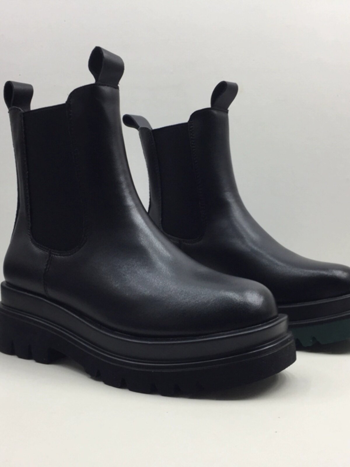 2024 겨울  가죽 굴뚝 부츠 여성 부츠 우아한 두꺼운 단독 캐주얼 브로큰 코드 처리 여성 짧은 부츠