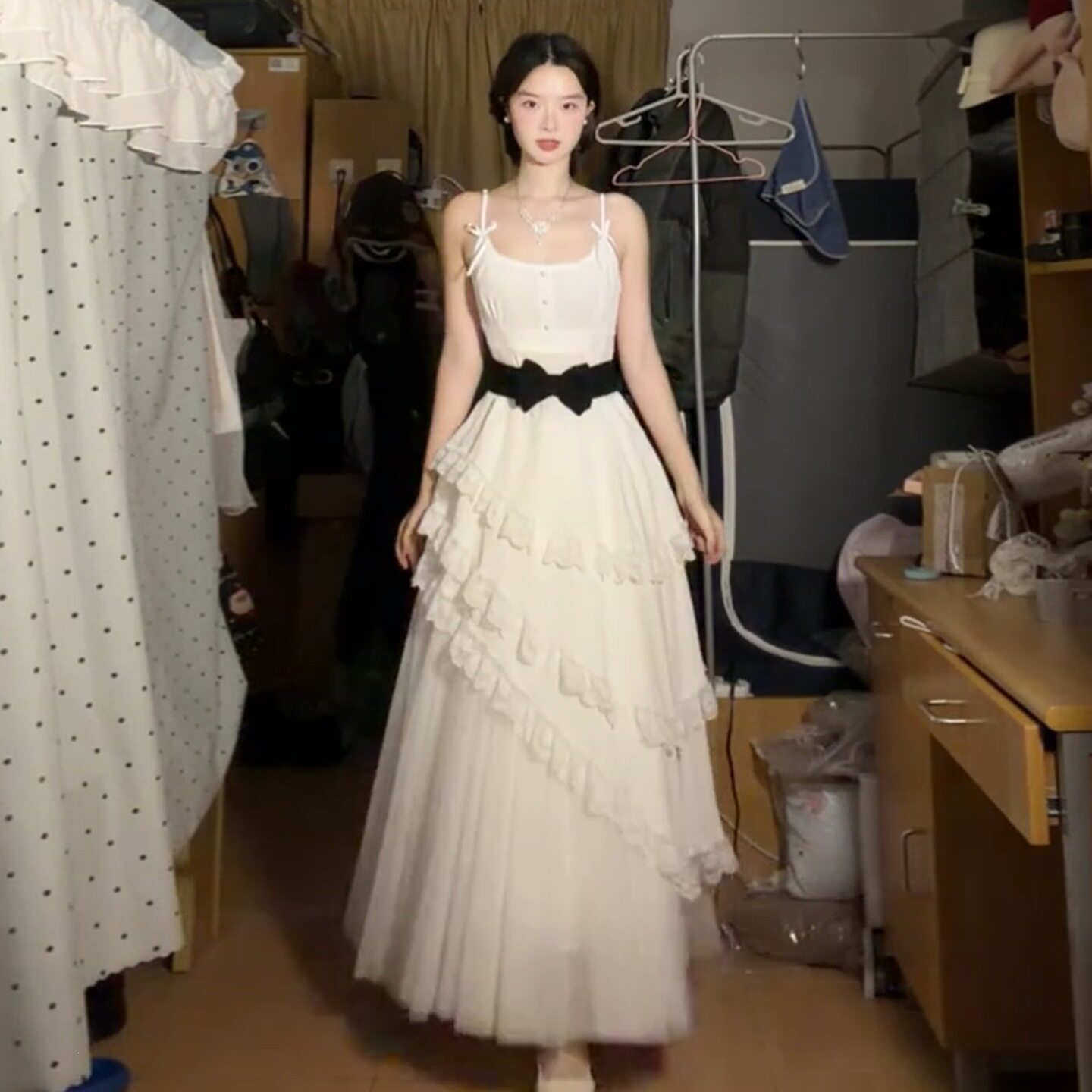 白色海边度假裙不规则吊带连衣裙女春季2026新款独特绝美蛋糕长裙