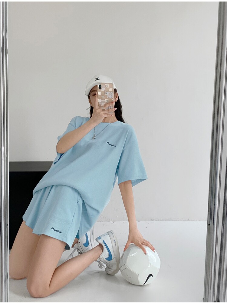 시원하고 섹시한 소녀 와플 스포츠 정장 여성 여름 홍콩 스타일 얇은 캐주얼 와이드 레그 반바지 반팔 투피스 트렌디 세트