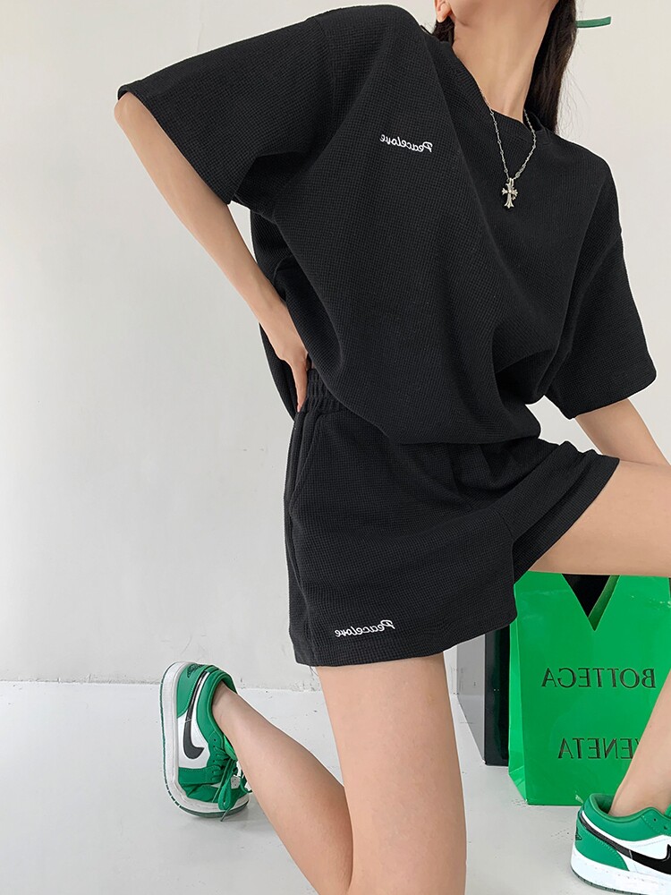 시원하고 섹시한 소녀 와플 스포츠 정장 여성 여름 홍콩 스타일 얇은 캐주얼 와이드 레그 반바지 반팔 투피스 트렌디 세트