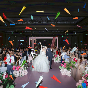 纸飞机婚礼现场大合照互动氛围活动拍照道具结婚退场手抛出片神器