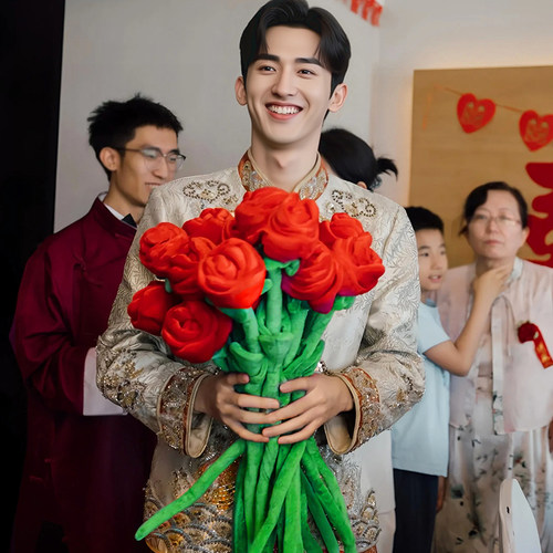 一路生花新郎接亲道具仿真超大手捧玫瑰花束求订结婚堵门游戏拍照