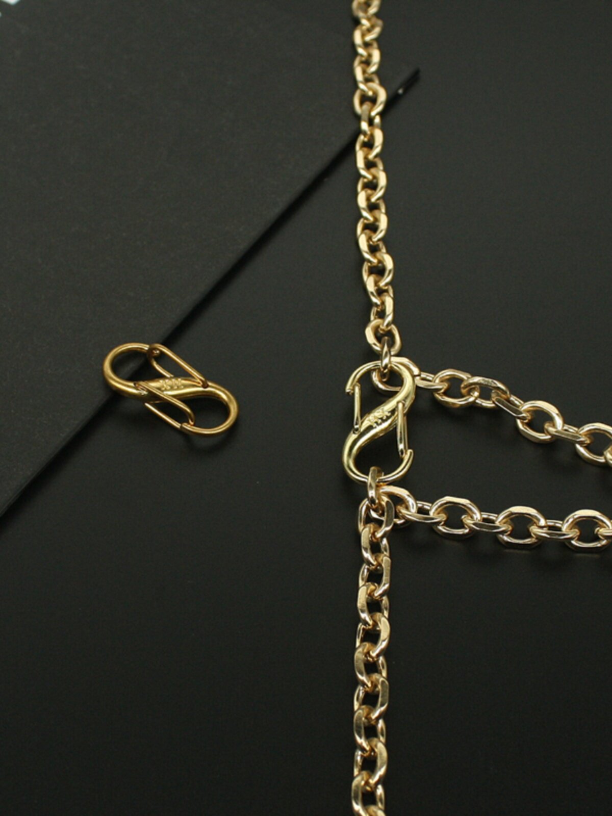 BAG CHAIN ADJUSTMENT BUCKLE ACCESSORIES S-SHAPED ADJUSTMENT DOES NOT FADE ARTIFACT SHORTENS CHAIN LENGTH SHORTENS CHAIN ADJUSTMENT BUCKLE